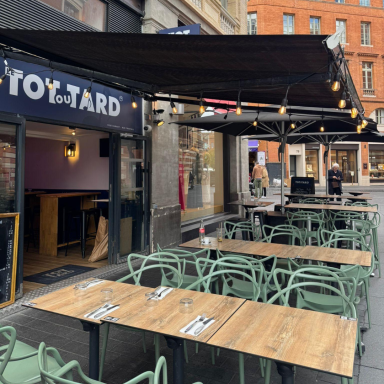 Le restaurant "le tôt ou tard" et sa terrasse